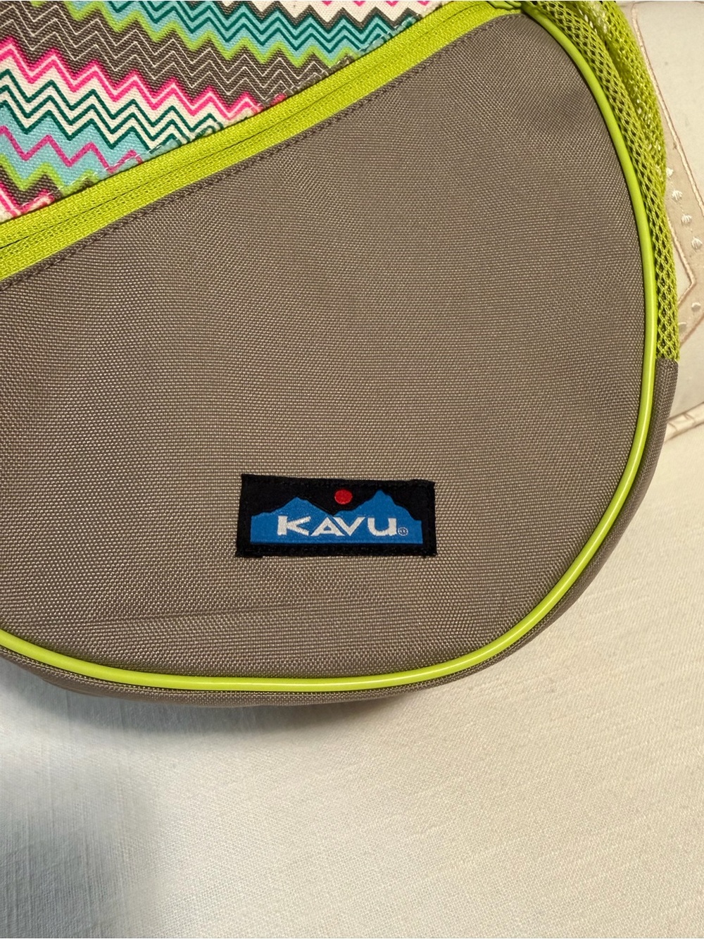 Kavu Paxton Sling Bag with Chevron pattern / signature Rope - Picture 3 of 9